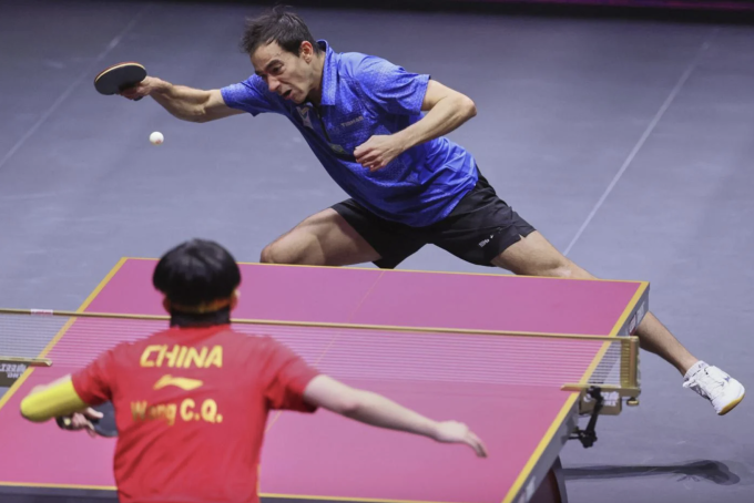 Hugo Calderano (áo xanh) thua Wang Chuqin ở chung kết đơn nam Giải bóng bàn vô địch Thế giới. Ảnh: WTT
