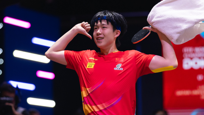 Tay vợt Trung Quốc Wang Chuqin (ảnh) đánh bại tay vợt Brazil Hugo Calderano 4-1 ở chung kết đơn nam Giải bóng bàn vô địch Thế giới, tại Qatar ngày 25/5/2025. Ảnh: WTT