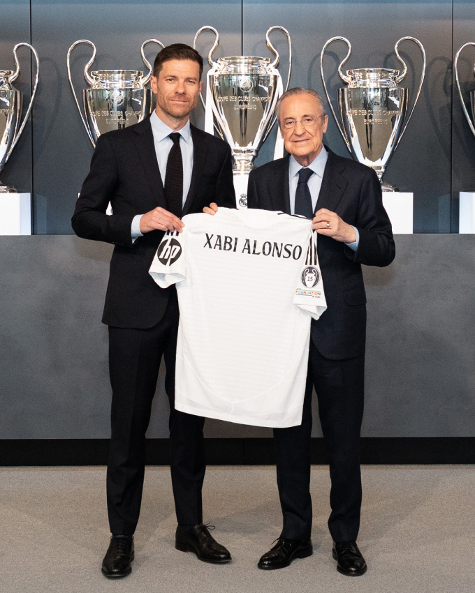 Xabi Alonso nhận áo đấu Real Madrid từ chủ tịch Florentino Perez, sau khi ký hợp đồng vào trưa nay 26/5, theo giờ Madrid. Ảnh: Real Madrid