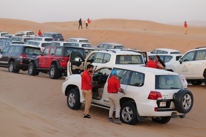 Điểm tập kết xe địa hình trên sa mạc Dubai. Ảnh: Ngọc Thành