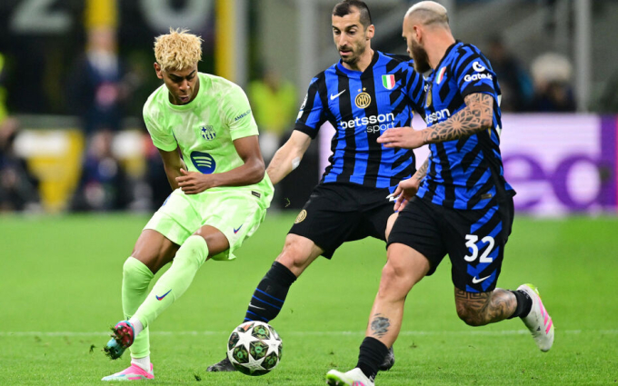 Inter luôn cho hai cầu thủ theo sát Yamal (trái) trong trận lượt về bán kết Champions League hôm 6/5. Ảnh: Reuters