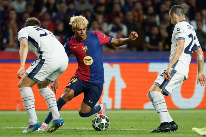 Yamal (giữa) đi bóng trong trận Barca 3-3 Inter ở lượt đi bán kết Champions League hôm 30/4. Ảnh: AP