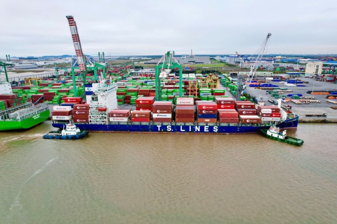Một tàu container đang cấp cảng thuộc Viconship. Ảnh: VSC