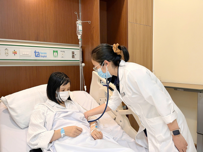 Bác sĩ khám cho thai phụ Hương khi điều trị đợt cấp do lupus ban đỏ hệ thống. Ảnh: Bệnh viện Đa khoa Tâm Anh