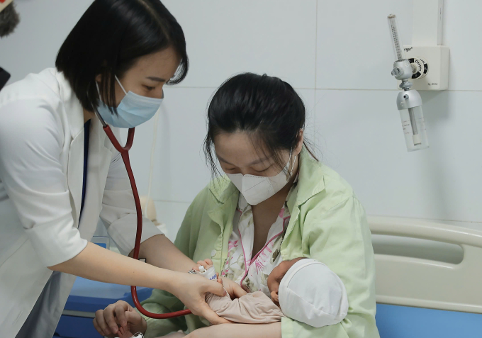Bác sĩ kiểm tra sức khỏe cho bệnh nhi tại Bệnh viện Nhi Hà Nội. Ảnh: Bệnh viện cung cấp
