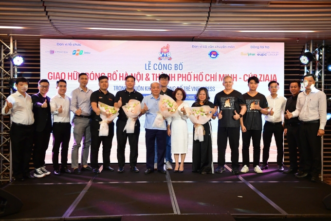 Đại diện ban tổ chức, nhà tài trợ cùng các đơn vị báo đài chụp ảnh kỷ niệm. Ảnh: Thanh Tùng