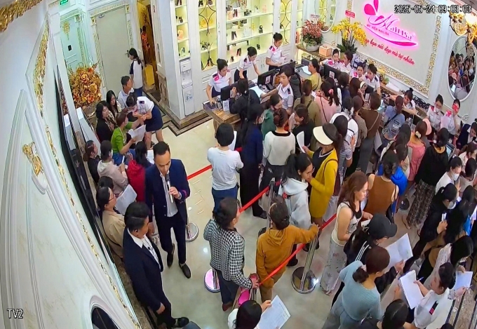 Khách hàng xếp hàng dài ngày khai trương Mailisa Bảo Lộc. Ảnh: Mailisa