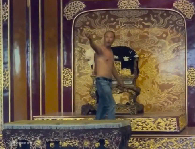 Hồ Văn Phương Tâm ở trần, có biểu hiện bất thường sau khi bẻ gãy ngau vàng triều Nguyễn, trưa 24/5. Ảnh: Vạn An