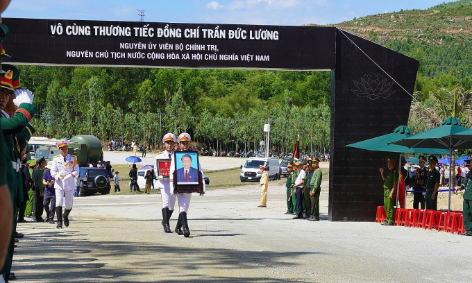 14h15, đoàn xe nghi lễ đã đưa nguyên chủ tịch nước Trần Đức Lương về nơi an nghỉ ở núi Dông Bồ, xã Phổ Khánh