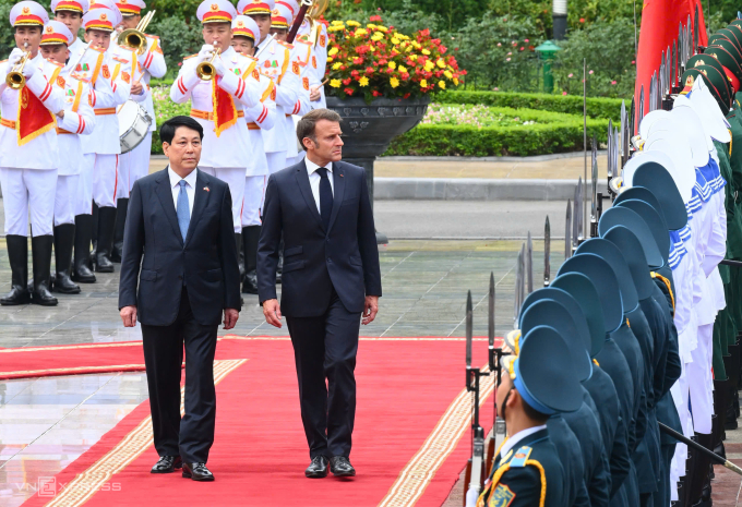 Chủ tịch nước Lương Cường và Tổng thống Pháp Emmanuel Macron duyệt Đội danh dự Quân đội nhân dân Việt Nam tại Phủ Chủ tịch ngày 26/5. Ảnh: Giang Huy