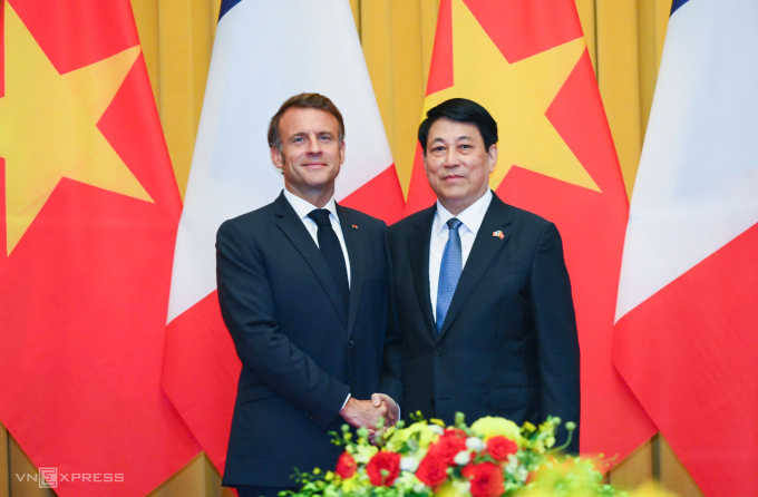 Chủ tịch nước Lương Cường và Tổng thống Pháp Emmanuel Macron tại Phủ Chủ tịch ngày 26/5. Ảnh: Giang Huy