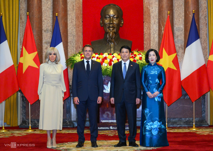 Chủ tịch nước Lương Cường và phu nhân chụp ảnh cùng Tổng thống Pháp Emmanuel Macron và phu nhân trước hội đàm. Ảnh: Giang Huy