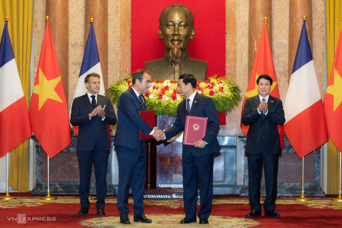 Chủ tịch nước Lương Cường và Tổng thống Pháp Emmanuel Macron chứng kiến lễ trao các văn kiện hợp tác. Ảnh: Giang Huy