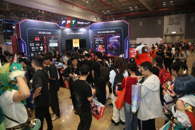 Gần 20.000 người tham dự trải nghiệm các gian hàng tại Vietnam Gameverse 2025 trong ngày đầu tiên diễn ra sự kiện. Ảnh: FPT Shop