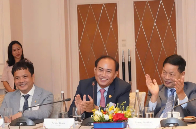 Phó tổng giám đốc Vietjet (giữa) chia sẻ về hợp tác hiệu quả của Vietjet với các doanh nghiệp Pháp. Ảnh: Vietjet