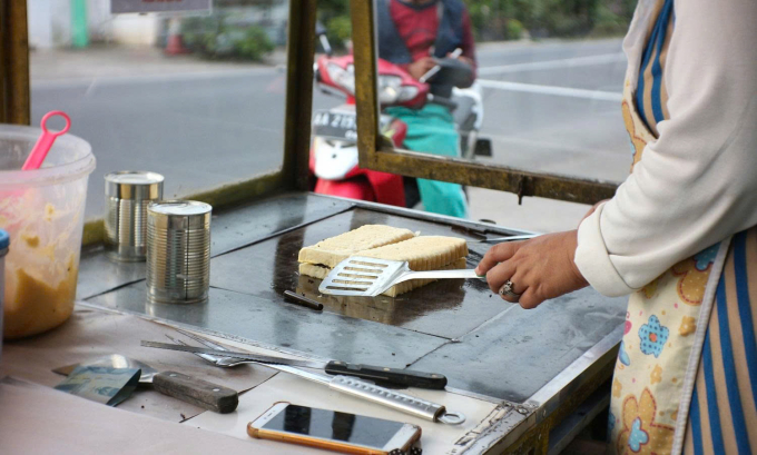 Quá trình chế biến quán ăn vỉa hè. Ảnh minh họa: Vecteezy