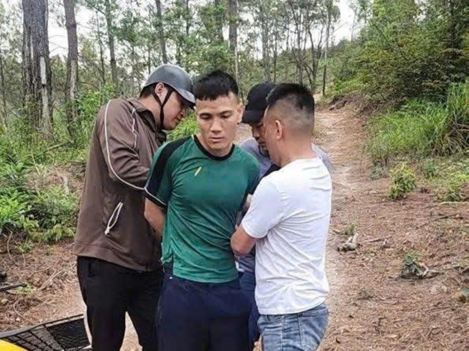 Nguyễn Văn Báo khi bị bắt ở hồ Yên Trung. Ảnh:Công an cung cấp