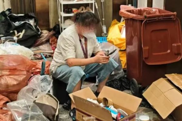Căn hộ cao cấp thành bãi rác: Bi kịch của người phụ nữ