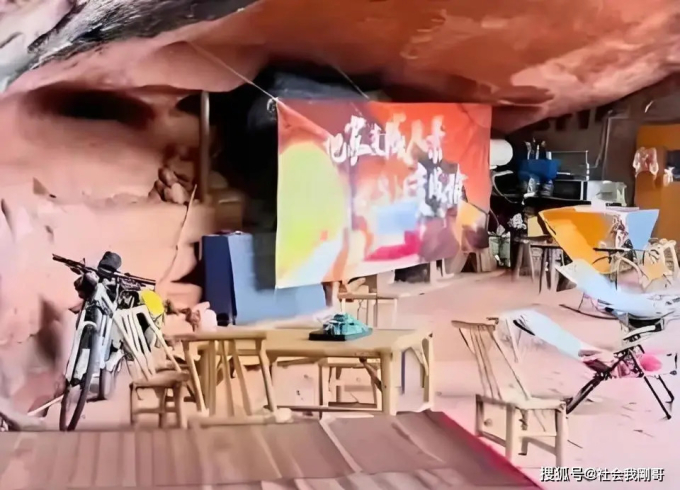 Bên trong hang động nơi là chỗ ở của Mẫn Hằng Tài. Ảnh: Sina
