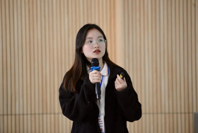 Mai Linh trình bày nghiên cứu tại Hội thảo Khoa học Quốc gia Phân tích định lượng các vấn đề kinh tế và xã hội trong môi trường số năm 2024. Ảnh: Nhân vật cung cấp