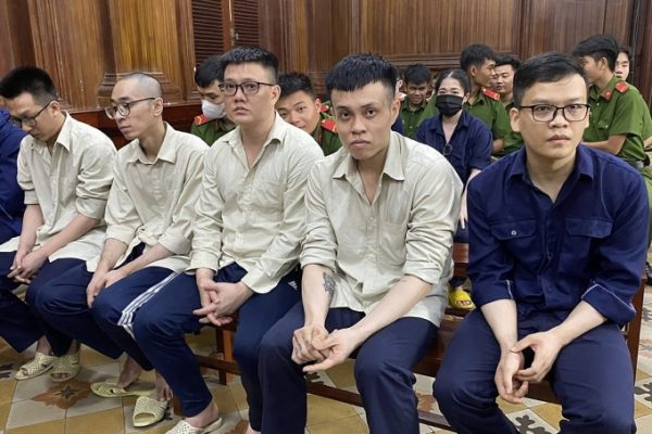 Phạt tù nhóm ghép ảnh khiêu dâm đòi nợ: Cảnh báo pháp lý