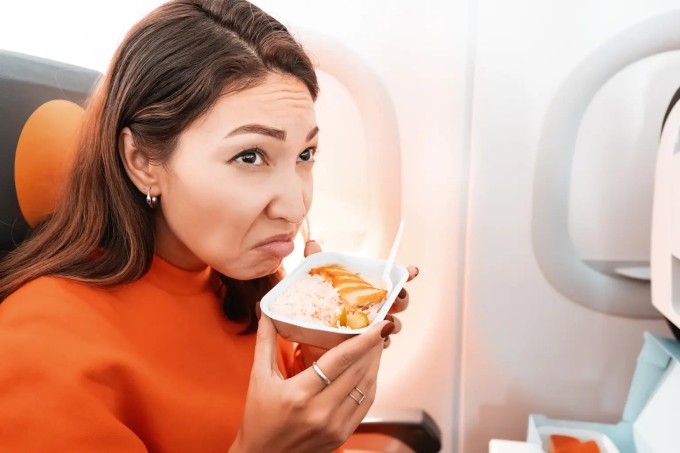 Nhiều hành khách đề nghị nên có quy định rõ ràng về các món ăn nặng mùi bị cấm trên máy bay. Ảnh: EdNurg