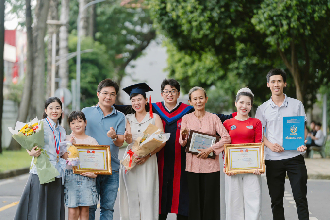 Tường chụp ảnh cùng gia đình trong ngày tốt nghiệp. Ảnh: Nhân vật cung cấp