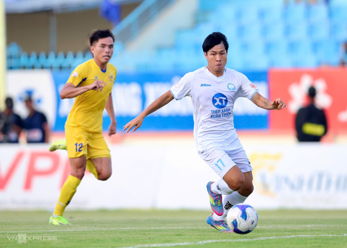Văn Vĩ lỡ cơ hội ghi bàn cho Nam Định trước Quảng Nam vòng 25 V-League 2024-2025, chiều 15/6 trên sân Tam Kỳ. Ảnh: Nghĩa Hưng