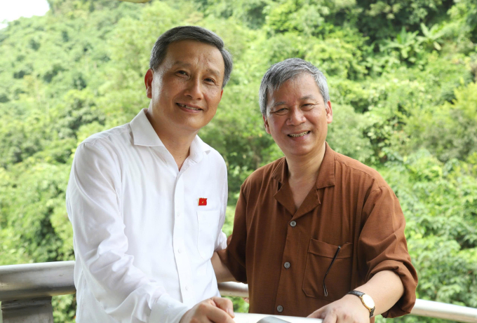 Giáo sư Nguyễn Anh Trí (bên phải) trong lần dẫn ông Lê Quang Huy - Ủy viên Ủy ban Thường vụ Quốc hội (bên trái) thăm Công viên di sản các nhà khoa học Việt Nam. Ảnh: NVCC