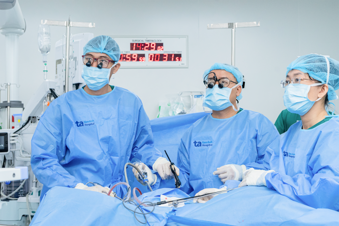 Bác sĩ Trọng(giữa) phẫu thuật nội soi tách khối u quái buồng trứng cho bệnh nhi. Ảnh: Bệnh viện Đa khoa Tâm Anh