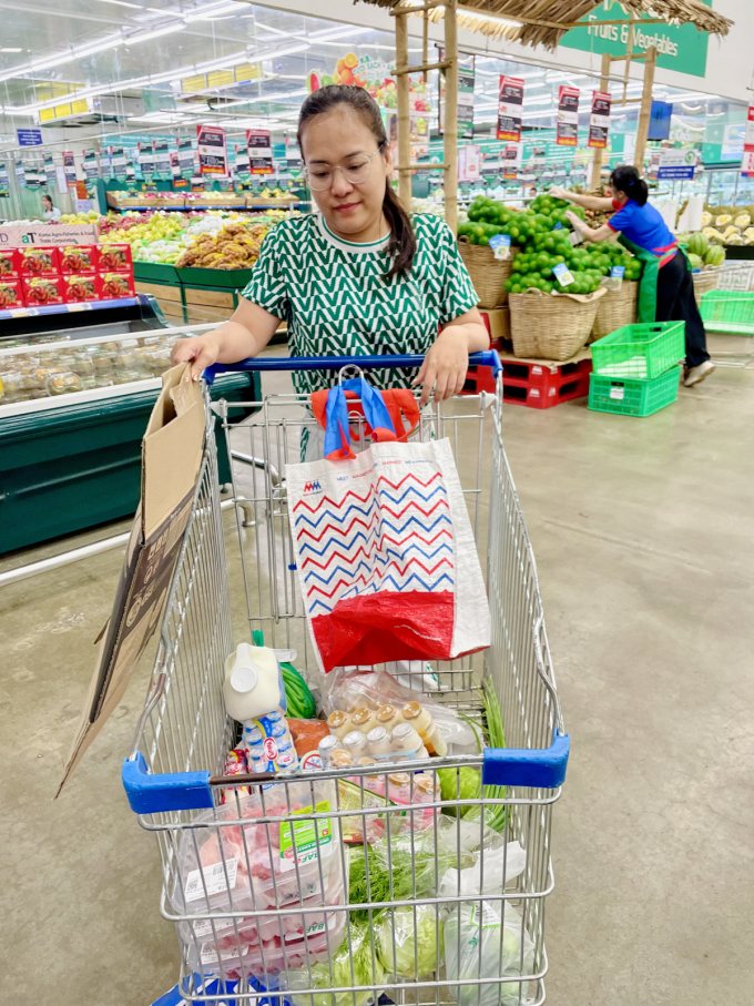 Chị Thùy Nhung, ở Bắc Từ Liêm đi siêu thị mua thực phẩm, hôm 10/6. Ảnh: Phan Dương