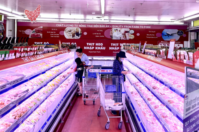 Người dân lựa chọn thịt tại siêu thị Metro, Phạm Văn Đồng, Hà Nội hôm 10/6. Ảnh: Phan Dương
