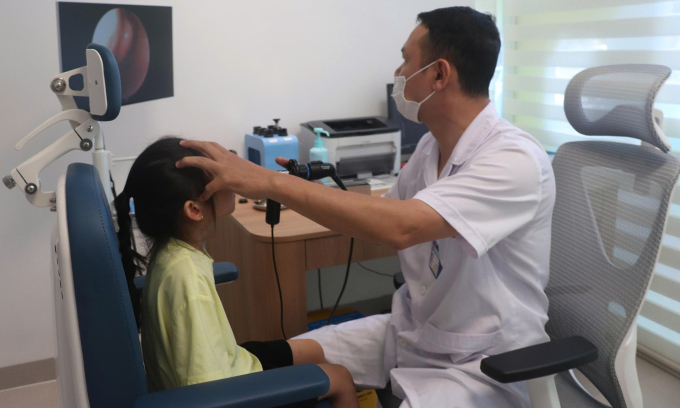 Một bệnh nhi đến khám sáng 1/6. Ảnh: Trần Hằng