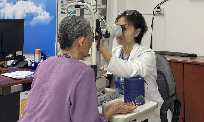 Bác sĩ Nguyệt Anh khám cho bệnh nhân bị đục bao sau cả hai mắt sau mổ phaco. Ảnh: Bệnh viện cung cấp