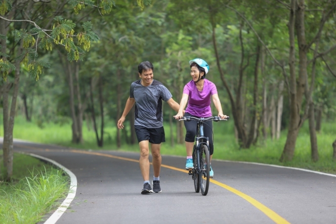 Tiêm chủng cho người lớn có thể giúp người lớn tuổi duy trì sự năng động và khỏe mạnh lâu hơn. Ảnh: Shutterstock