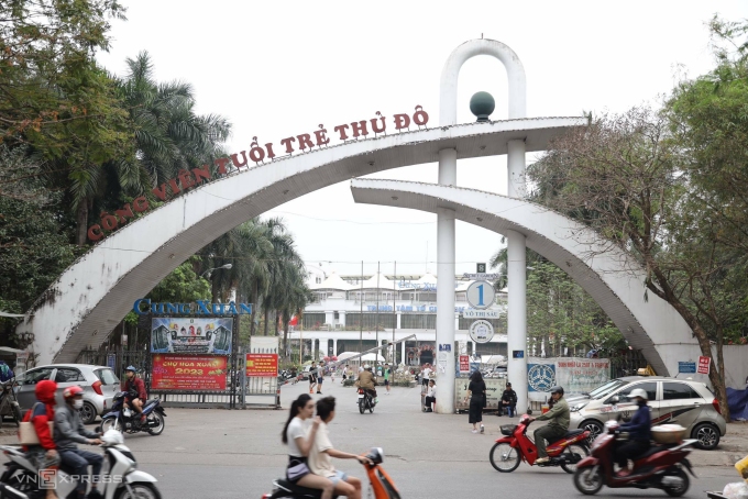 Cổng chính công viên Tuổi trẻ thủ đô, quận Hai Bà Trưng. Ảnh: Phạm Chiểu