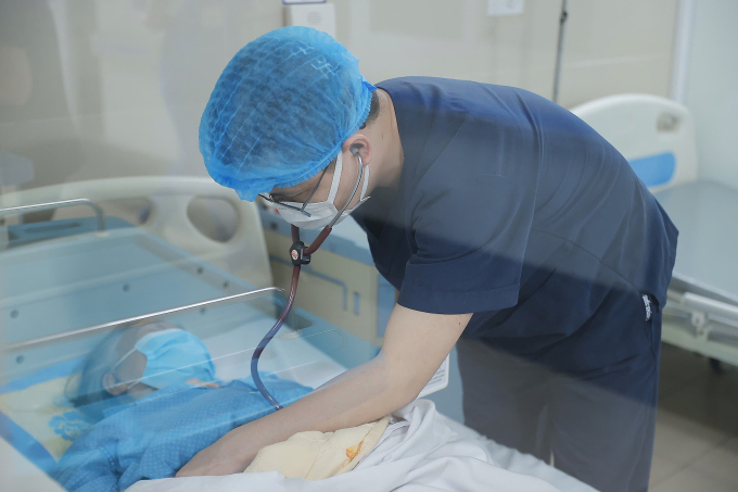 Một bệnh nhân Covid-19 được điều trị tại Bệnh viện Thanh Nhàn (Hà Nội) hồi tháng 5. Ảnh: Bệnh viện cung cấp