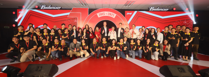 Các nhân sự nhà máy chụp ảnh lưu niệm trong lễ kỷ niệm 10 năm thành lập. Ảnh: AB InBev Việt Nam