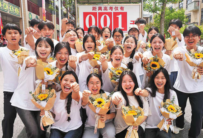 Học sinh một trường trung học ở huyện tự trị dân tộc Miêu Dung Thủy, khu tự trị dân tộc Choang Quảng Tây, hôm 6/6, một ngày trước kỳ thi tuyển sinh đại học quốc gia bắt đầu. Ảnh: China Daily