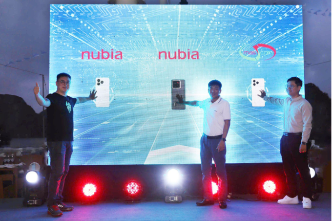 Đại diện ZTE nubia và Masscom tại lễ ra mắt ba dòng sản phẩm mới. Ảnh: Masscom