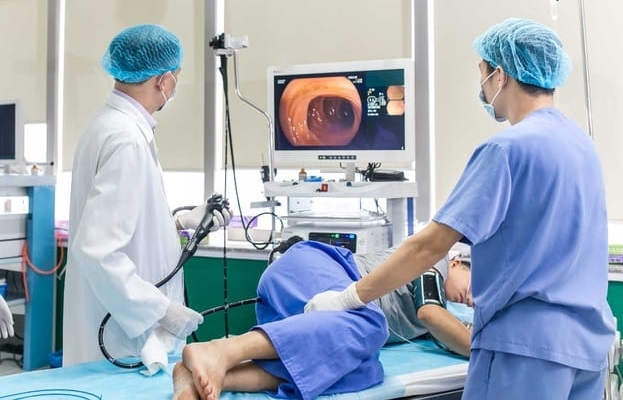 Nội soi là tiêu chuẩn vàng trong chẩn đoán ung thư đại trực tràng . Ảnh: Thế Anh