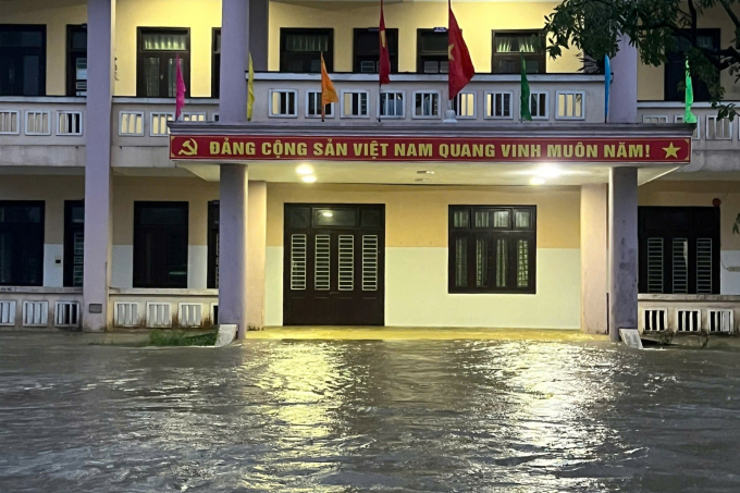 Trụ sở UBND xã Quảng Thành bị nước lũ tràn vào. Ảnh: Vạn An