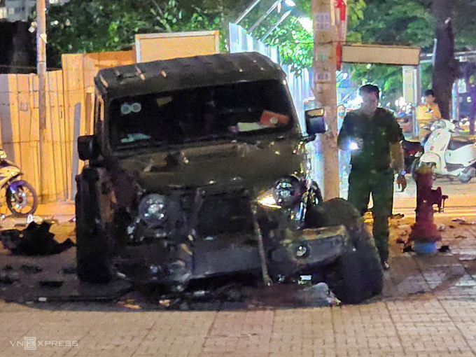 Xe Jeep gãy trục trước, một bánh văng ra xa, tối 15/6. Ảnh:Đình Văn