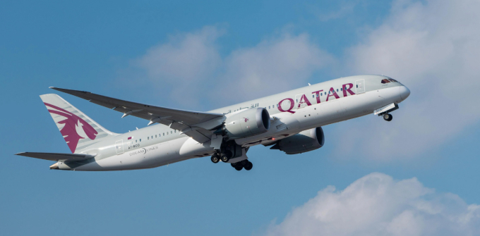 Máy bay của hãng Qatar Airways đang cất cánh. Ảnh: Wallpaper