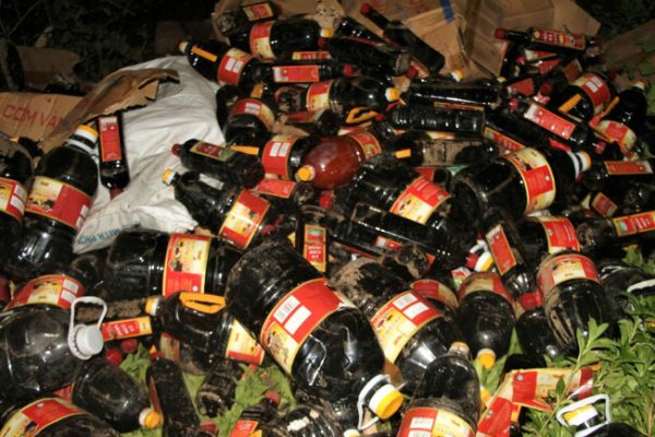Quảng Nam: Hàng trăm chai nước mắm bị vứt bỏ ven đường