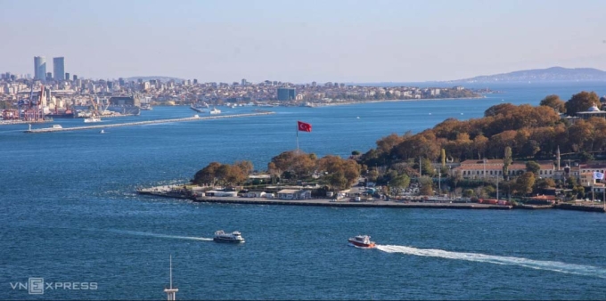 Eo biển Bosphorus dài 31 km, chiều rộng lớn nhất 3,7 km nhỏ nhất 0,7 k m, thuộc Istanbul, Thổ Nhĩ Kỳ, nối liền châu Á và Âu. Ảnh: Quỳnh Trần