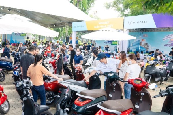 VinFast: Đổi xe xăng lấy xe máy điện ngày mai!