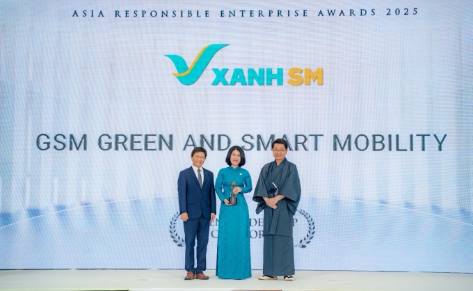 Đại diện Xanh SM (giữa) nhận giải thưởng từ ban tổ chức. Ảnh: GSM
