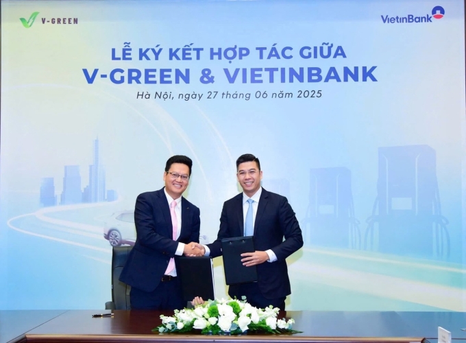 Ông Dương Văn Quân, Phó tổng giám đốc VietinBank (phải) và ông Nguyễn Thành Dương, Tổng giám đốc V-Green tại lễ ký kết. Ảnh: VG