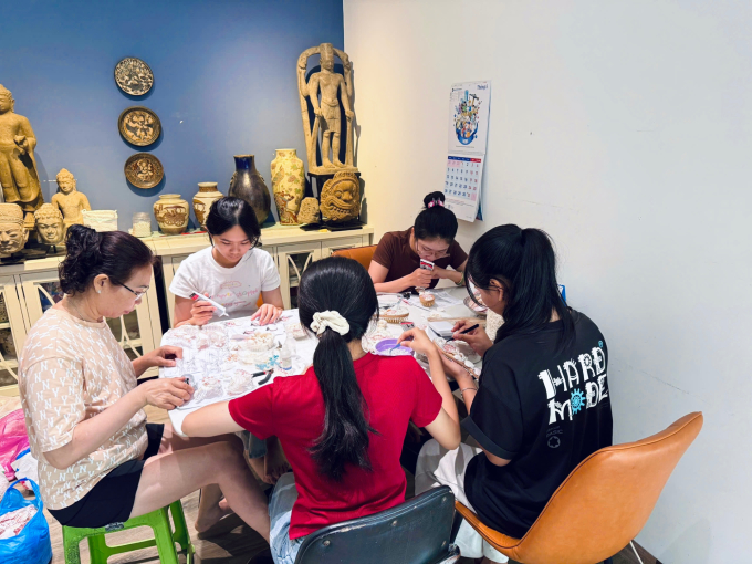 Bà Trang với các học sinh phụ làm đồ thủ công tại xưởng ở Phan Thiết, tháng 6/2025. Ảnh: Ngọc Hân